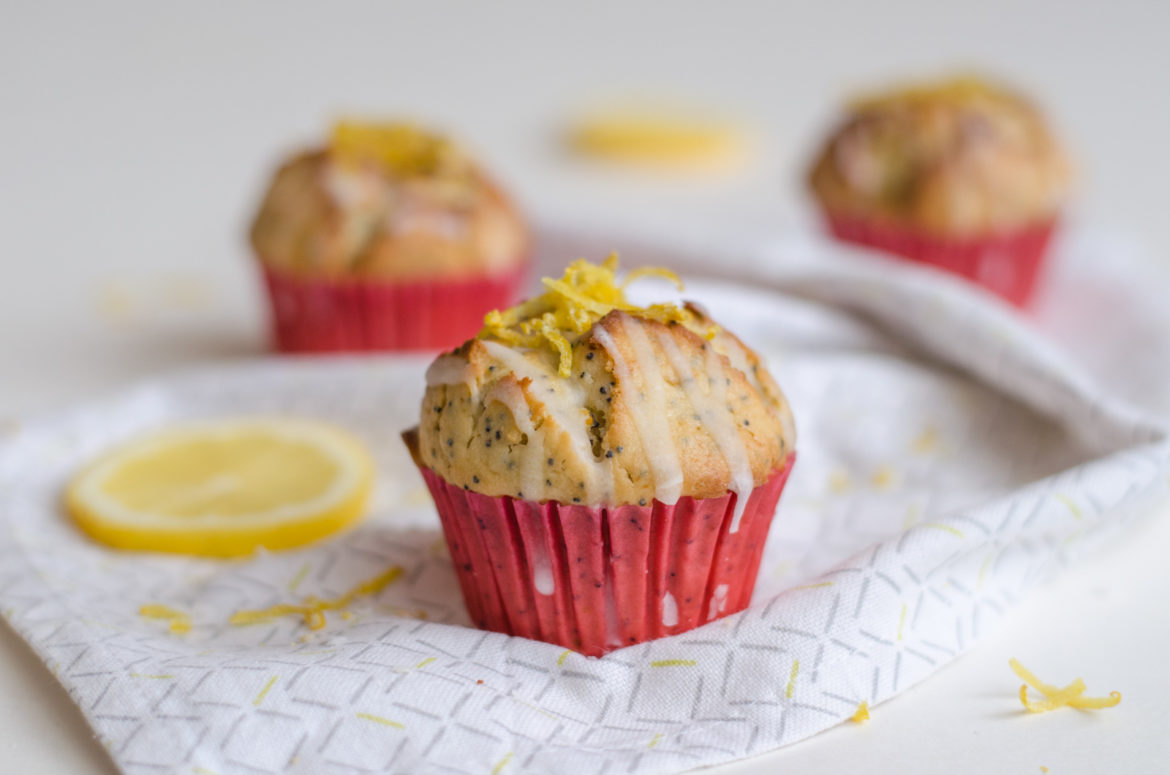 Přátelé, nedávno jsem dotáhla do konce recept na nejlepší citronové muffiny s mákem, kde jsem máslo z velké části nahradila řeckým jogurtem.