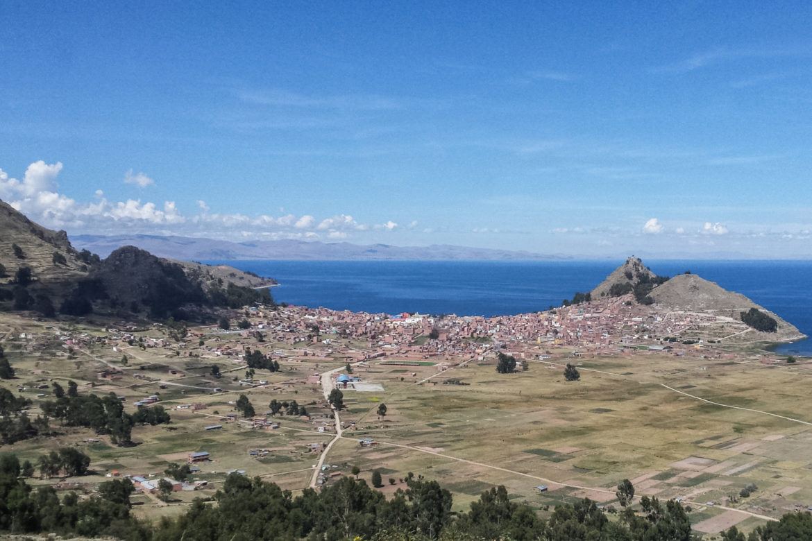 Copacabana ležící ve výšce 3800 u břehu jezera Titicaca je místem, kde se potkávají místní s turisty i poutníky z celého světa.