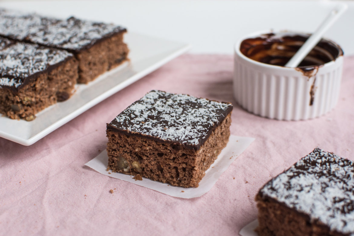 Recept na poctivý a mňam kokosový perník s povidly politý belgickou čokoládou, který peču v Belgii již pár let, a vždy sklidí úspěch.