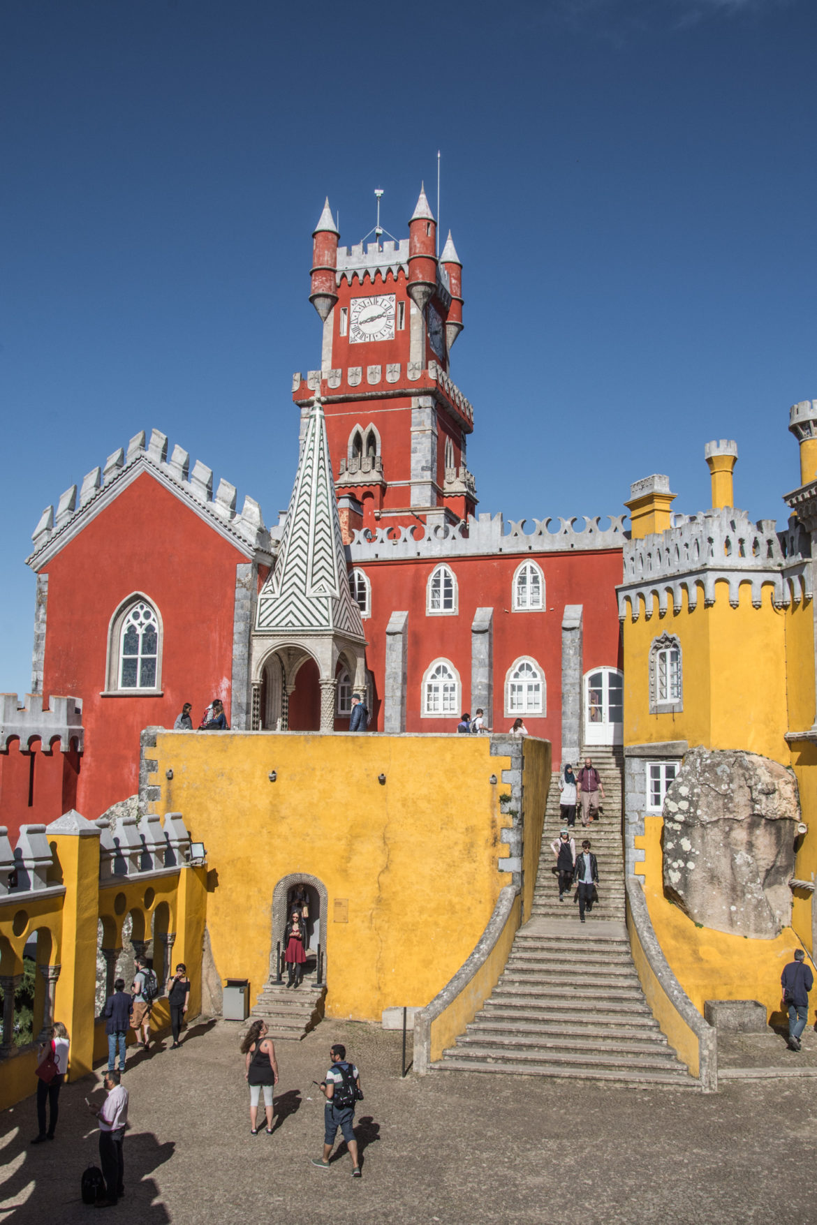 Palác Pena postavený na hornatých vršcích pohoří Serra de Sintra v krásné a exotické zahradě vás vrátí zpět do dětských let a probudí vaši romantickou duši.