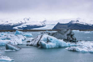 In this post, I will take you to the Southeast part of Iceland to see the glacier lagoon, some stunning and moody waterfalls or the black beaches. Enjoy!