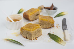 Krásně vláčný a kořeněný koláč zdobený karamelizovaným ananasem se zázvorem, který nejlépe chutná ještě teplý. Obrácený koláč s ananasem a zázvorem vás navíc v zimě krásně zahřeje svou slunečnou barvou.