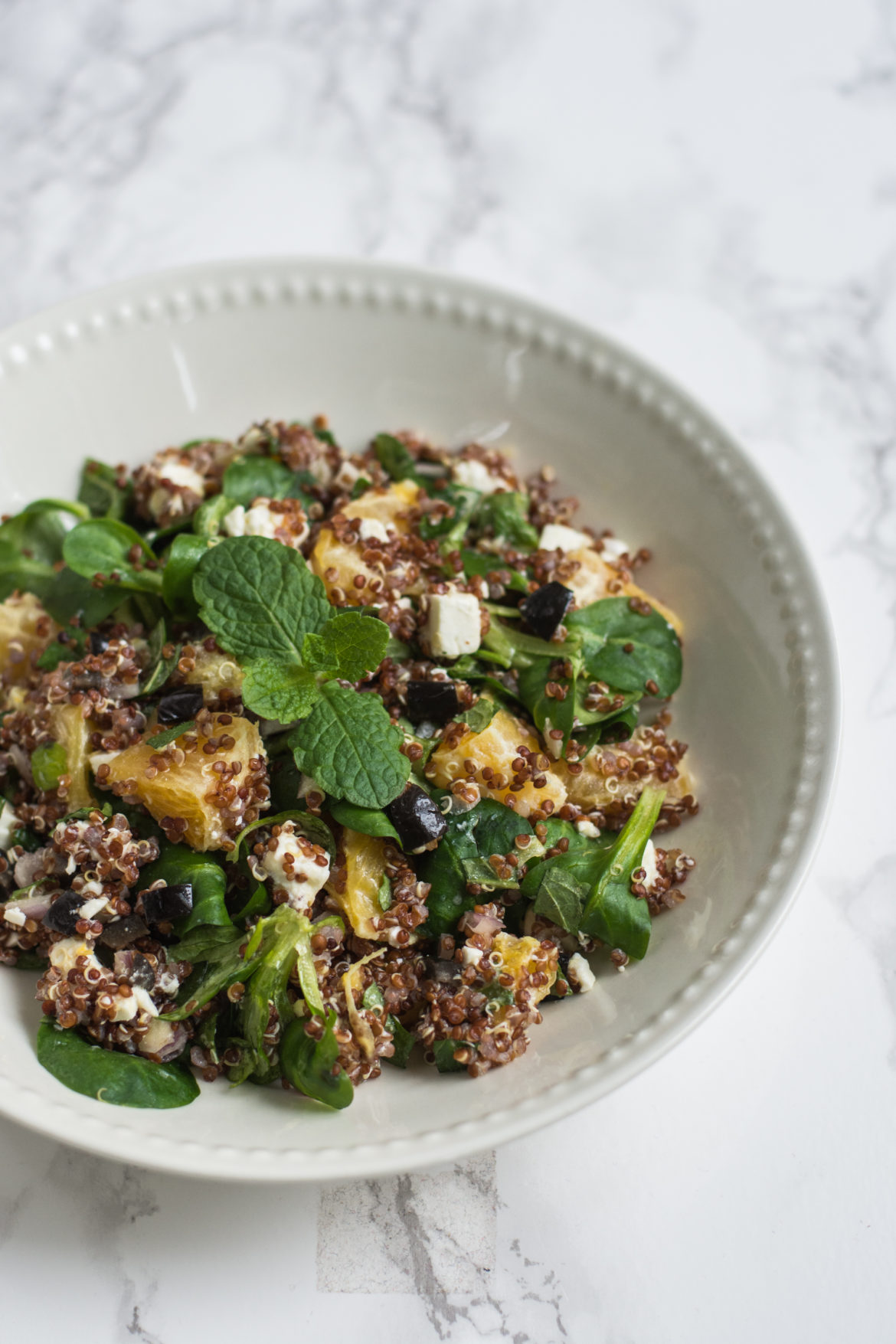 Tenhle salát z quinoy s pomerančem, fetou a mátou dělám už nějaký ten pátek a milujeme ho. Kombinace pomeranče, fety, máty a oliv je dost zajímavá a dodává salátu příjemnou svěží chuť.