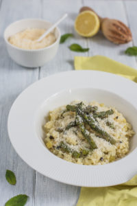 Asparagus risotto belongs to my favorite spring dishes. It is slightly creamy with a delicate taste of asparagus and freshness of lemon and mint.
