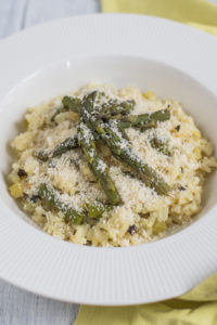 Asparagus risotto belongs to my favorite spring dishes. It is slightly creamy with a delicate taste of asparagus and freshness of lemon and mint.