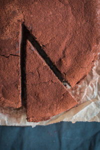 Čokoládovo-pomerančový fondant s ricottou je skvělá volba pro milovníky čokoládových koláčů typu fondant a sice s ricottou místo másla.