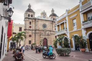 In this post, I will give you some tips what to do in beautiful Cartagena, where to eat and stay and will also take you to a beach far beyond the town.