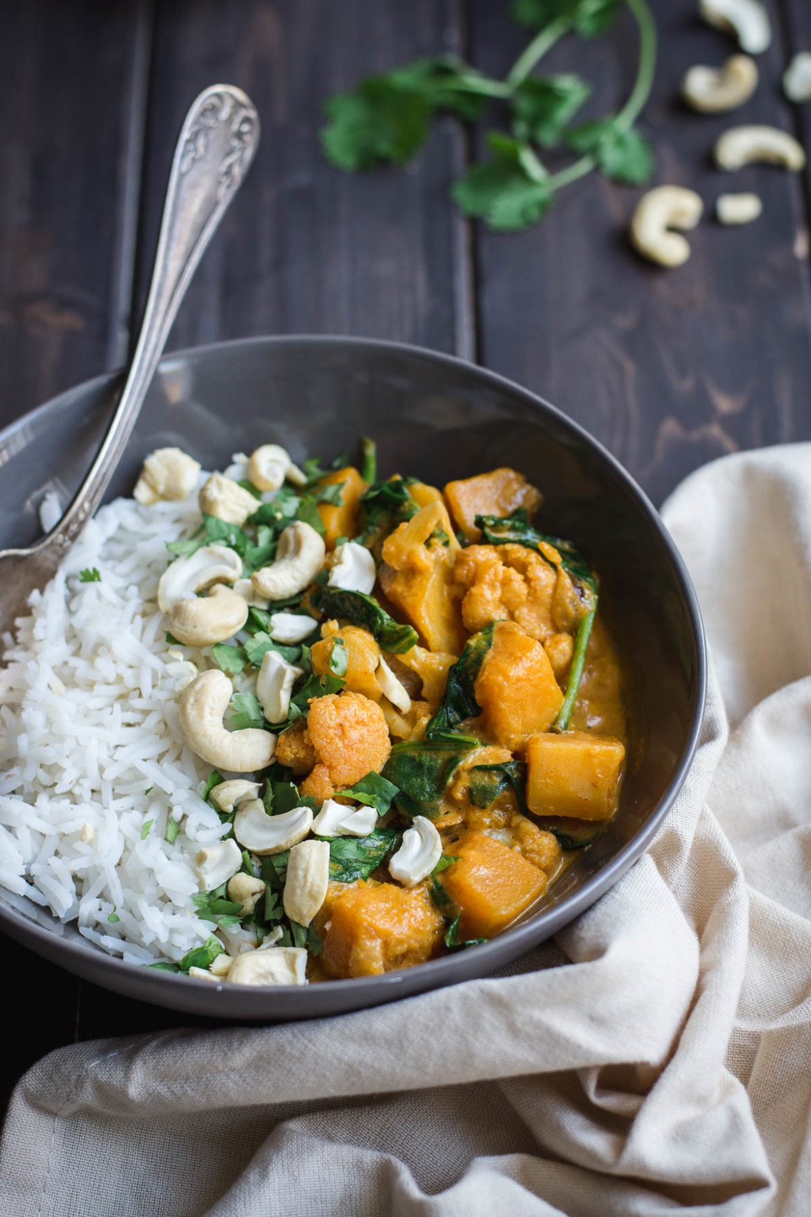 This Butternut Squash, Cauliflower & Spinach Red Curry now belongs to our favorite autumn meals. Here is the recipe and I hope that you will indeed enjoy it like us!
