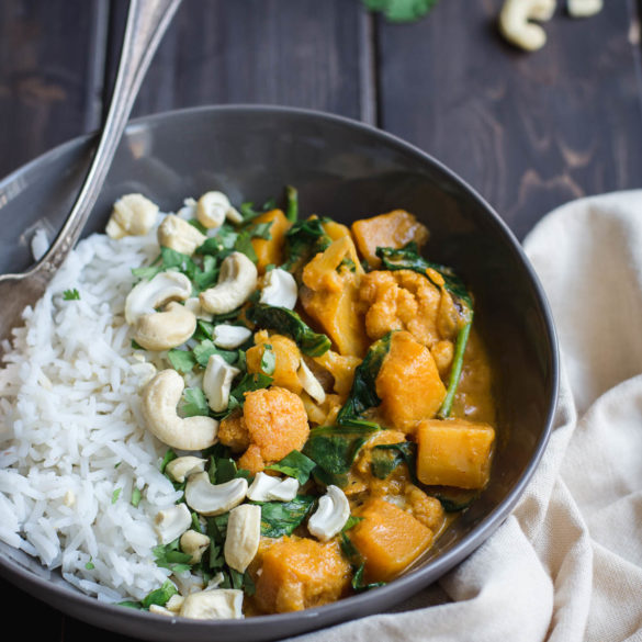 This Butternut Squash, Cauliflower & Spinach Red Curry now belongs to our favorite autumn meals. Here is the recipe and I hope that you will indeed enjoy it like us!