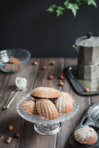 Today I share with you my favorite Hazelnut Praliné Madeleines, small French sponge cakes, soft and moist with hazelnut texture and praliné aroma.