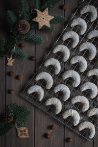day I share with you a recipe for a classical Czech Christmas cookies with a Belgian touch: Hazelnut Vanilla Crescent Cookies.
