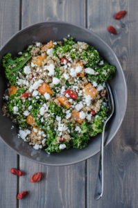Tenhle výborný kadeřávkový salát s quinoou je bezva odlehčené hlavní jídlo vhodné pro ty, kdo rádi jedí zdravě, nebo se rozhodli na jaře něco shodit.