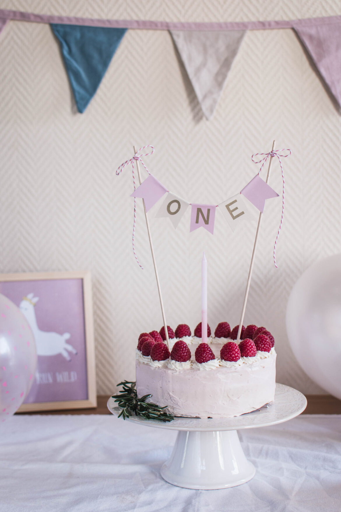 Na Adelinky dort k prvním narozeninám jsem chtěla něco ve zdravější verzi, ale i tak hezky vypadající, a vznikl banánový dort s řeckým jogurtem a malinama.