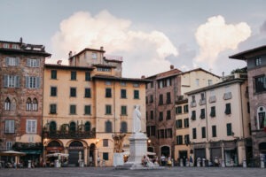 We will go more inland in Northern Tuscany this time and I'll take you to other towns we visited and loved here: Camaiore, Lucca, and Barga.
